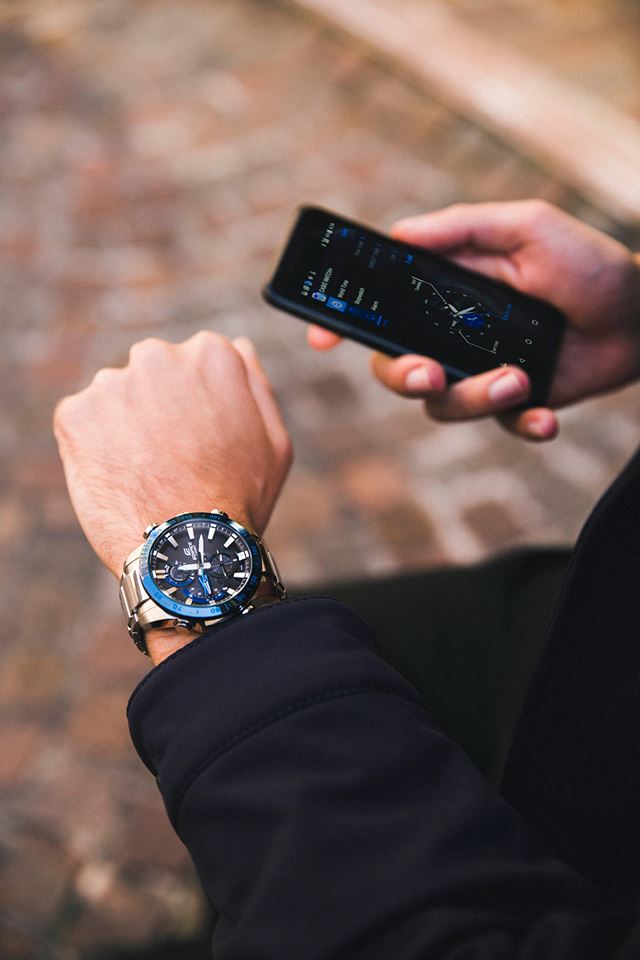 Reloj Edifice casual correa de acero inoxidable EQB-800DB-1A