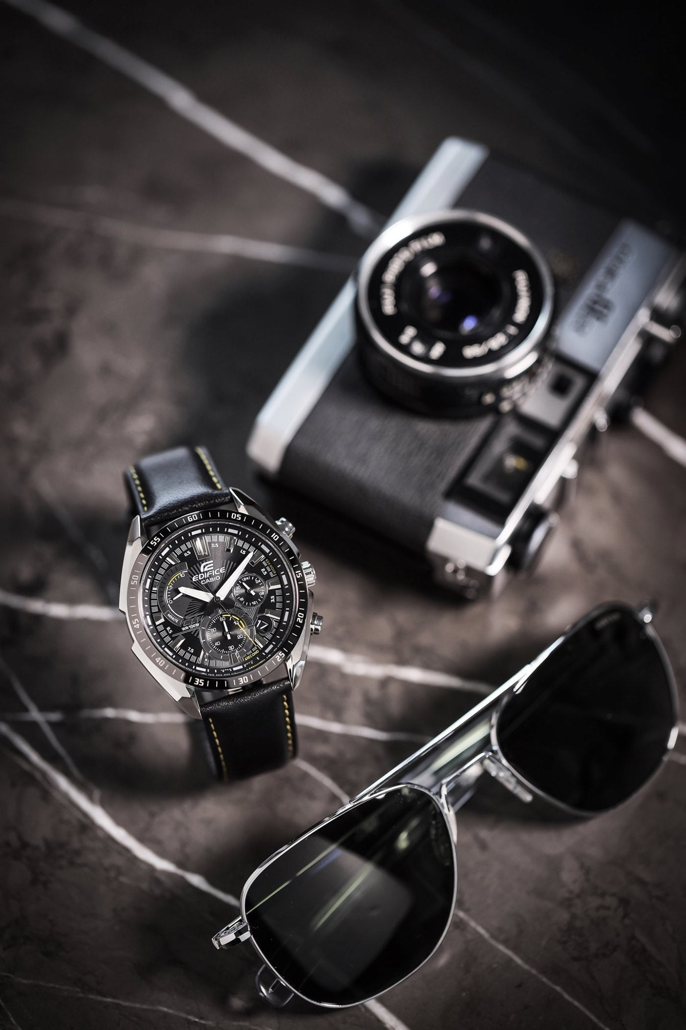 Reloj Edifice casual correa de cuero EFR-570BL-1AV